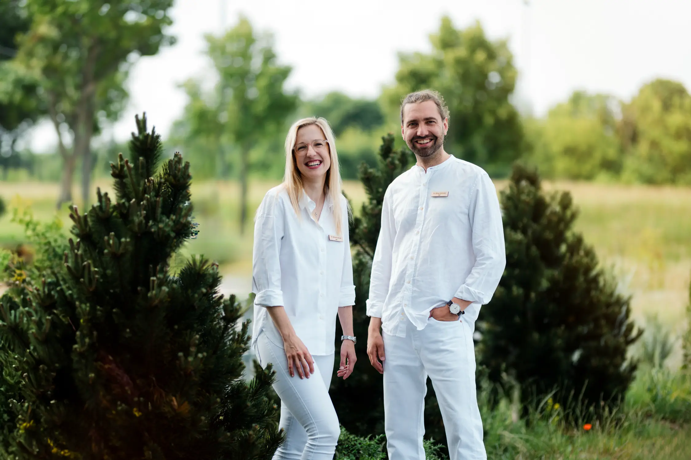 Impressionen der KIEFER Gemeinschaftspraxis für Kieferorthopädie in Erfurt - Portrait der beiden Praxisinhaber im Grünen