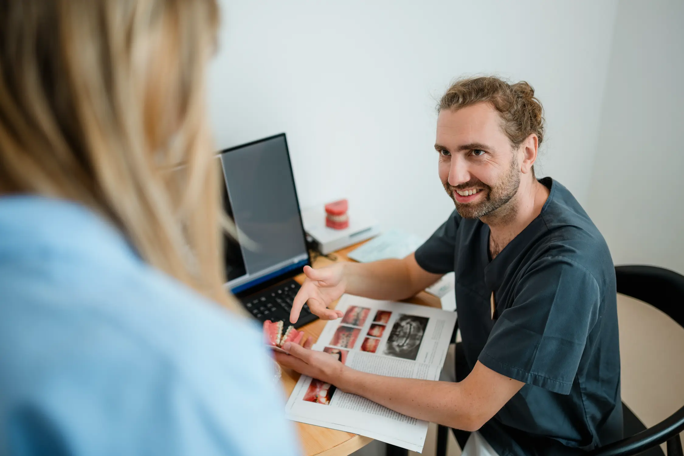 Impressionen der KIEFER Gemeinschaftspraxis für Kieferorthopädie in Erfurt - Kollegiales Gespräch