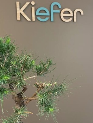 KIEFER Logo an der Wand im Empfangsbereich der Praxis in Erfurt